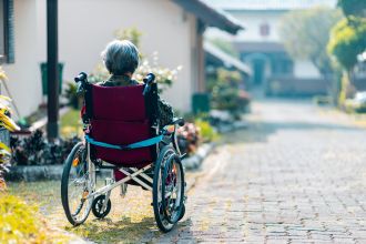 Antipsychotic use in people with dementia could be associated with higher risks of a wide range of adverse outcomes, including stroke, blood clots, heart attack, heart failure, fracture, pneumonia, and acute kidney injury, according to international researchers. The study included 35,339 adults in England with dementia who had just been prescribed antipsychotics for the first time, within a broader population of 173,910 adults with dementia. After taking potentially influential factors into account, including lifestyle, pre-existing conditions, and prescribed drugs, the team estimated that over the first six months of treatment, antipsychotic use might be associated with one additional case of pneumonia for every nine patients treated, and one additional heart attack for every 167 patients treated. At two years, there might be one additional case of pneumonia for every 15 patients treated, and one additional heart attack for every 254 patients treated. While this kind of study can’t show cause and effect, the results indicate that any potential benefits of antipsychotic treatments need to be weighed against other risks, and treatment plans should be reviewed regularly, according to the team.