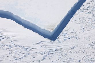 Guano traces left by emperor penguins on top of the iceberg “cliff”.