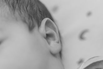 Aussie and international researchers may have found a way to better predict spoken language development in kids with cochlear implants. The study looked at 278 kids with cochlear implants who spoke English, Spanish, or Cantonese, and say applying a deep transfer learning model to their brain scans, a type of AI which uses prior knowledge learnt from pretraining on a large dataset, achieved 92.39% accuracy in predicting spoken language improvement – which they say is superior to conventional approaches. Their findings could help predict whether kids will have high or low spoken language improvement after a cochlear implant, the team says, and is a first step towards creating customised treatment plans for kids who need cochlear implants.