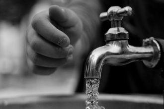 International scientists say there's no link between drinking fluoridated water during pregnancy and adverse birth outcomes such as babies being born underweight. The team looked at data on nearly 11.5 million births across 677 US counties, and found babies born in counties with fluoridated water supplies were no more likely to be born underweight, or experience any other adverse birth outcomes like premature birth, than babies in counties where the water supply is fluoride-free. They also looked at whether any counties had seen more adverse outcomes after introducing fluoride to their water systems. Again, no increase was seen. The findings suggest pregnant women do not need to worry about drinking fluoridated water, the authors conclude.