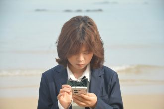 Students who check their phones a lot at school score worse on self-control tests than kids who don't, according to international researchers. They say it's the number of times kids pick up their phones, rather than the total screen time, that appears to be most closely linked to self-control issues. The researchers looked at smartphone data from 79 kids aged 11-18, and found there was not a single hour of school day when kids were not using their phones, with children spending a total of 2.22 hours of the school day glued to their screens, on average. Individual students checked their phone nearly 65 times a day, on average, the researchers say, and those who checked their phone more often scored worse on a task that assesses self-control skills needed to pay attention in class. The researchers say it's unclear if phone use is degrading students' self control or if students with poorer self control are more attached to their phones, but efforts to address smartphone use in schools should focus on kids' smartphone checking behaviours and their link with attention problems, rather than just total screen time.