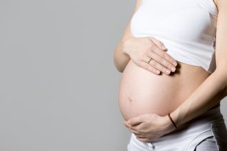 New research from SAHMRI has found no evidence that common chemical exposures during pregnancy shorten gestation or increase the risk of preterm birth in Australian women, contrasting with multiple previous international studies. Phthalates are chemicals used to make plastics flexible and are found in many everyday items, from food packaging to personal care products. They’re known as endocrine-disrupting chemicals and have been linked to shorter pregnancies, higher rates of preterm birth, and a range of other adverse health effects.