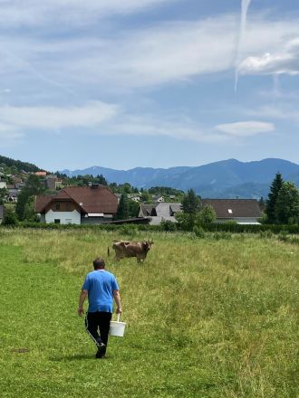 Veronika’s owner and caretaker (Witgar Wiegele) and Veronika 