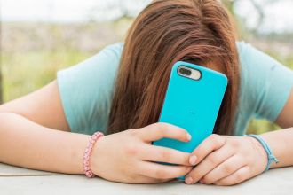 Weight-related peer teasing is a strong predictor of disordered eating behaviours in adolescents, particularly those at higher genetic risk, new research shows.Focusing on teenagers, the Flinders University study found that specific environmental factors including peer pressure and conflict with parents can increase the risk of sometimes dangerous disordered eating behaviours – particularly among those with higher genetic risk.