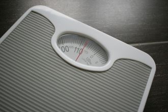 A new weight loss pill could lead to greater blood sugar control and weight loss for people with diabetes than the current oral GLP-1 (a pill similar to the injectable weight loss and diabetes drug Ozempic). The company producing this new GLP-1 receptor agonist pill, known as orforglipron, tested its effectiveness in over 1,500 people with type 2 diabetes across Argentina, China, Japan, Mexico, and USA. Those who took orforglipron had, on average, a greater drop in blood sugar levels than those who took semaglutide, and lost an average of 6-8% of their weight with orforglipron, compared to 4-5% with semaglutide. Around 10% of participants in the orforglipron groups stopped taking the pill due to side effects, compared to 4-5% in the semaglutide groups. Orforglipron can also be taken with or without food, unlike the currently available version which must be taken on an empty stomach.