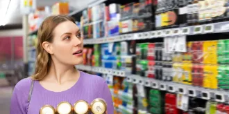 Alcohol companies are hijacking the wellness trend and new Australian research shows it’s working. “Low sugar” and “low carb” labels make drinkers up to three times more likely to see alcohol as healthy, despite identical alcohol content. At the same time, zero‑alcohol spin‑offs are flooding supermarket shelves, exposing teens to alcohol branding in previously protected spaces. Researchers say the tactics echo Big Tobacco’s “light” cigarettes and warn regulators are falling dangerously behind.