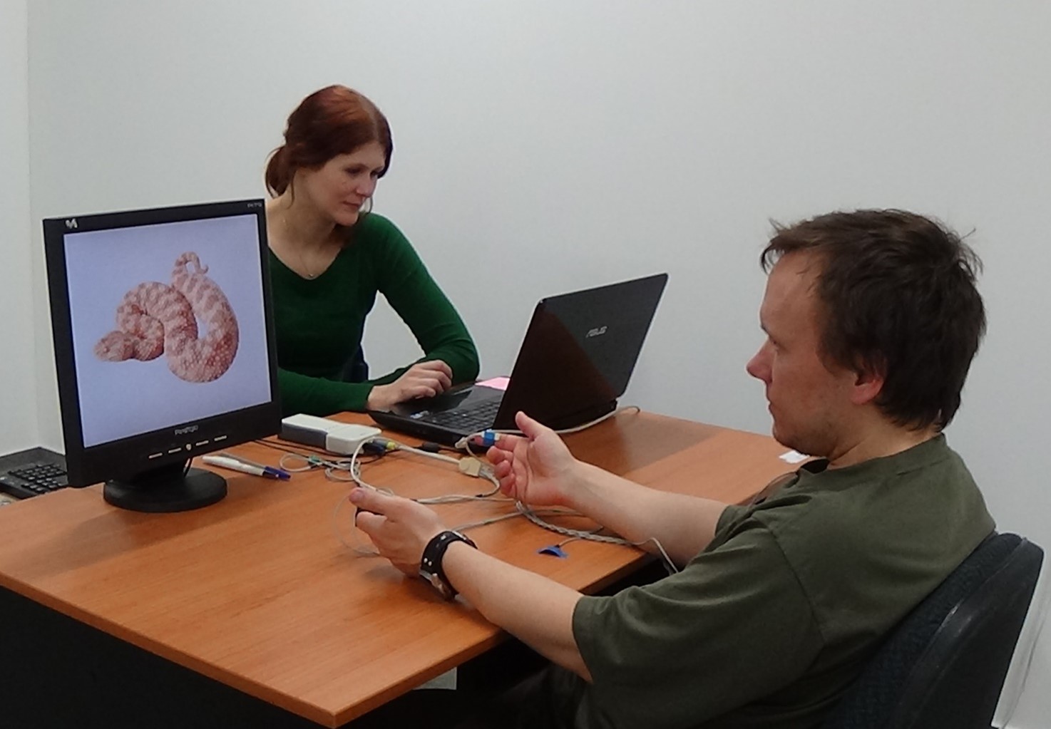 Credit: Šárka Peterková, CC-BY 4.0 (https://creativecommons.org/licenses/by/4.0/). The process of data collection – participants are asked to sit still and watch the presentation while their skin resistance response is being recorded. 