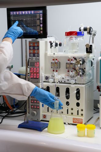 Photochemical flow reactor