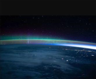An aurora dimly intersected with Earth’s airglow 
