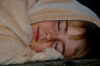 In a study involving over 12,000 kids and close to 4000 young adults, UK and Aussie researchers say they found a link between persistent shorter sleep in childhood and psychosis in young adulthood. Sleep duration was collected at multiple intervals between six months and seven years of age, and then at age 24 participants were checked for any past psychotic experiences or disorders. The researchers found the group of people who had persistently short sleep durations during childhood had a higher risk of psychosis by the time they were 24. The researchers also noted that changes in inflammation may partly explain this link.