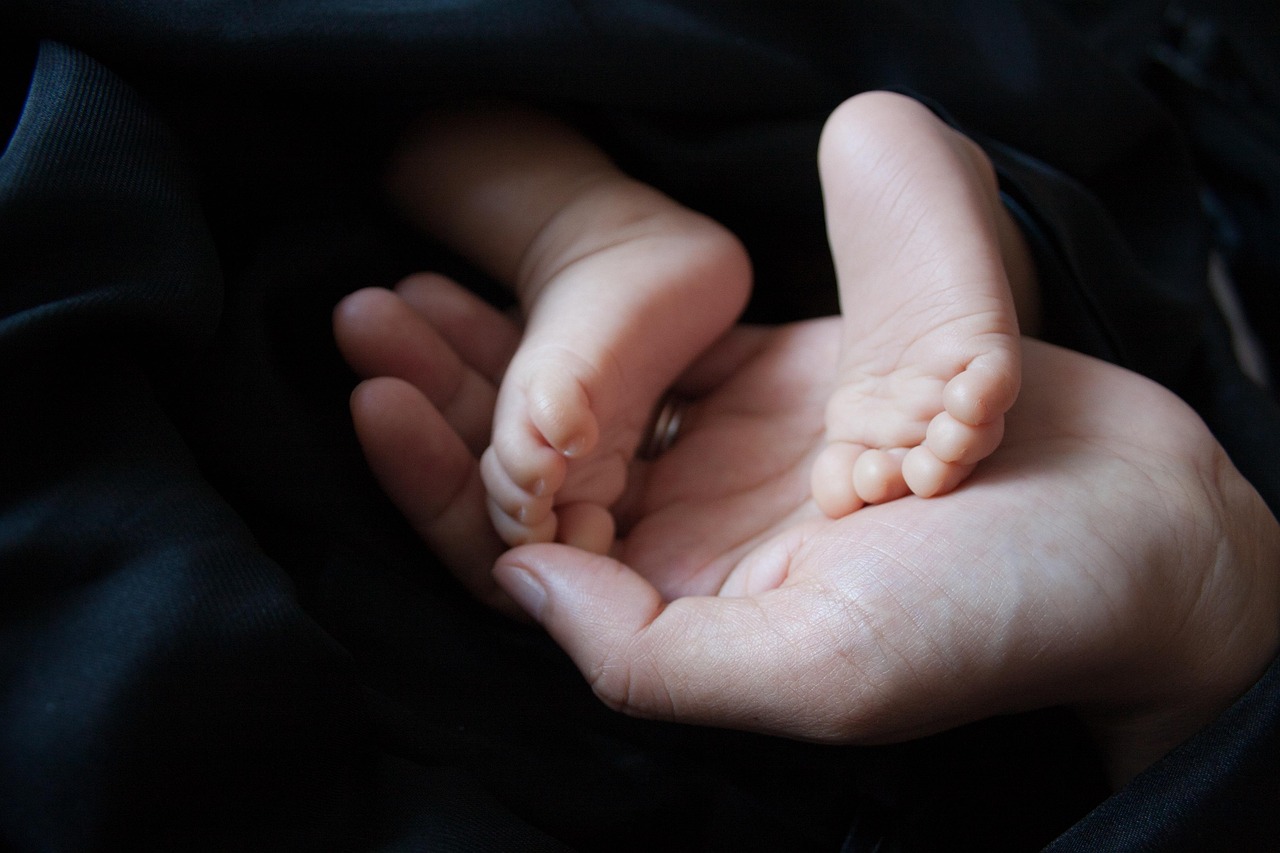 CC-0. https://pixabay.com/photos/newborn-baby-baby-feet-infant-2579144/