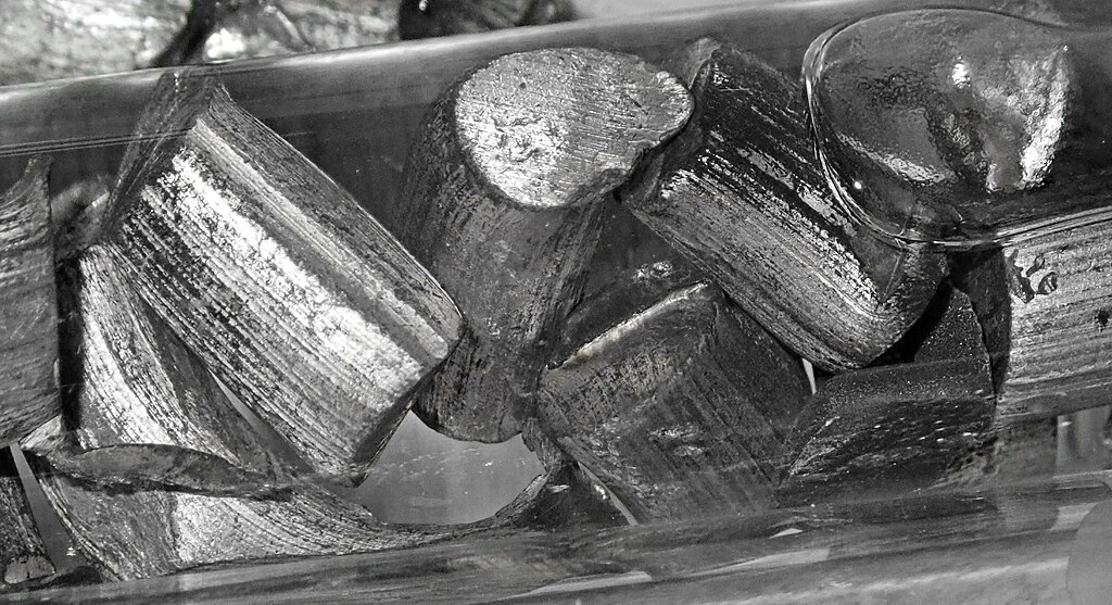 https://commons.wikimedia.org/wiki/File:Lithium_(Element_-_3)_2.jpg 