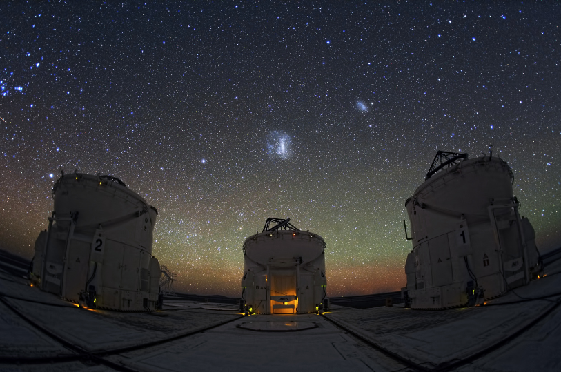 These moveable units are part of the Very Large Telescope Interferometer (VLTI) in Chile, an ESO facility. Image credit: Y. Beletsky (LCO)/ESO (CC BY 4.0).