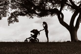 Up to 75% of Australian women report concerns about their body image after giving birth, with many feeling intense pressure to 'bounce back' to their pre-pregnancy shape, a pressure that can even trigger eating disorders for the first time. The study, published in Body Image, shows these struggles are not just personal, but are influenced by partners, families, and cultural expectations.