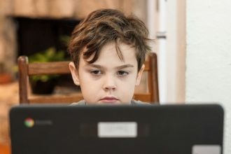 Prescription medication for ADHD might not affect the attention networks of the brain, according to international researchers. The team looked at brain imaging data of kids aged 8-11, and found that taking these ADHD medications, which are stimulants, instead improve brain performance by reversing the effects of sleep deprivation on brain connections and school grades. They also found brain connectivity changed in the parts of the brain associated with wakefulness and reward, but not the brain’s attention systems. The team says their findings imply the ADHD medications might drive brain organisation towards a more wakeful and rewarded configuration, improving task effort and persistence without effects on attention networks.