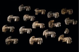 Metal fittings in the shape of lambs 
