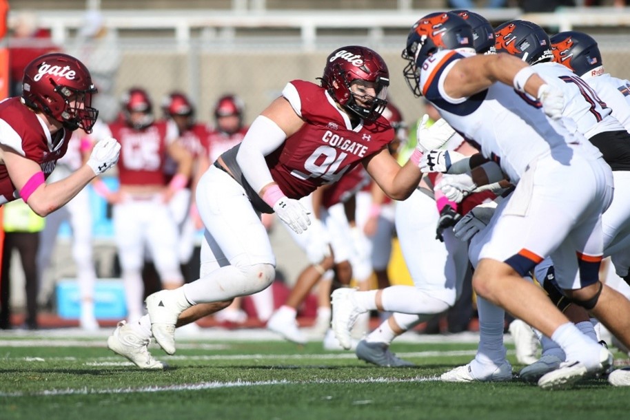 Colgate University football player Zachary Pelland rushes the passer in a fall 2023 Patriot League game. Zack is co-first author of this paper investigating links between non-concussive head impacts in American football players and changes in the gut microbiome.   Image credit: Rich Barnes / Colgate Athletics, CC-BY 4.0 (https://creativecommons.org/licenses/by/4.0/)