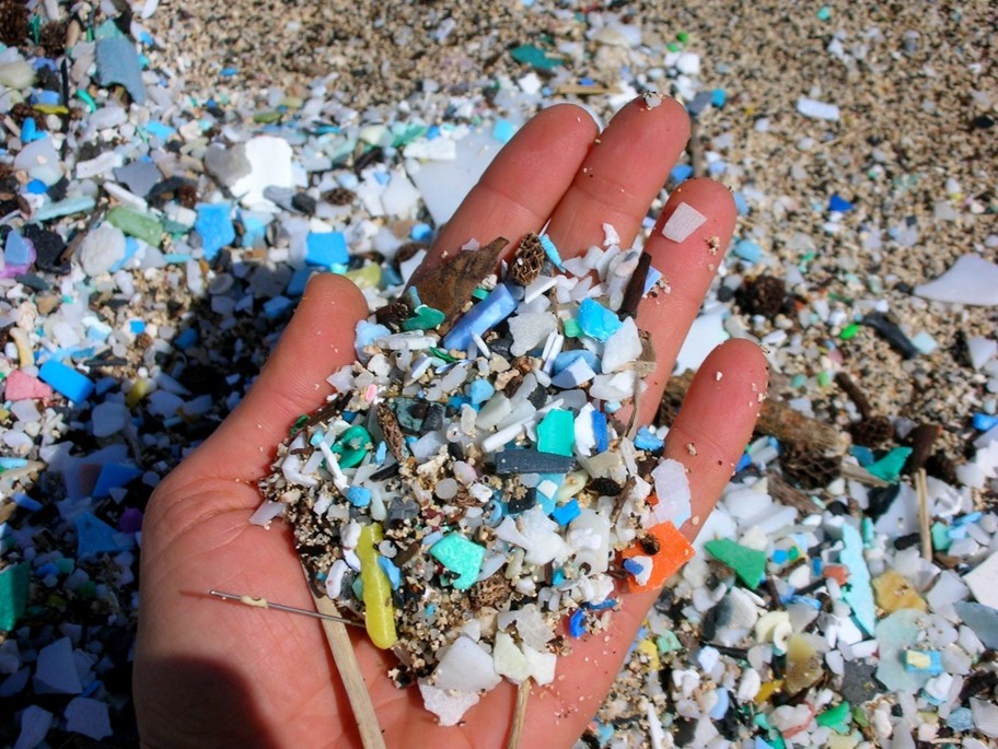 A handful of microplastics washed ashore at Kamilo Beach, Hawaii.    Image Credit: The 5 Gyres Institute, CC-BY 4.0 (https://creativecommons.org/licenses/by/4.0/)  