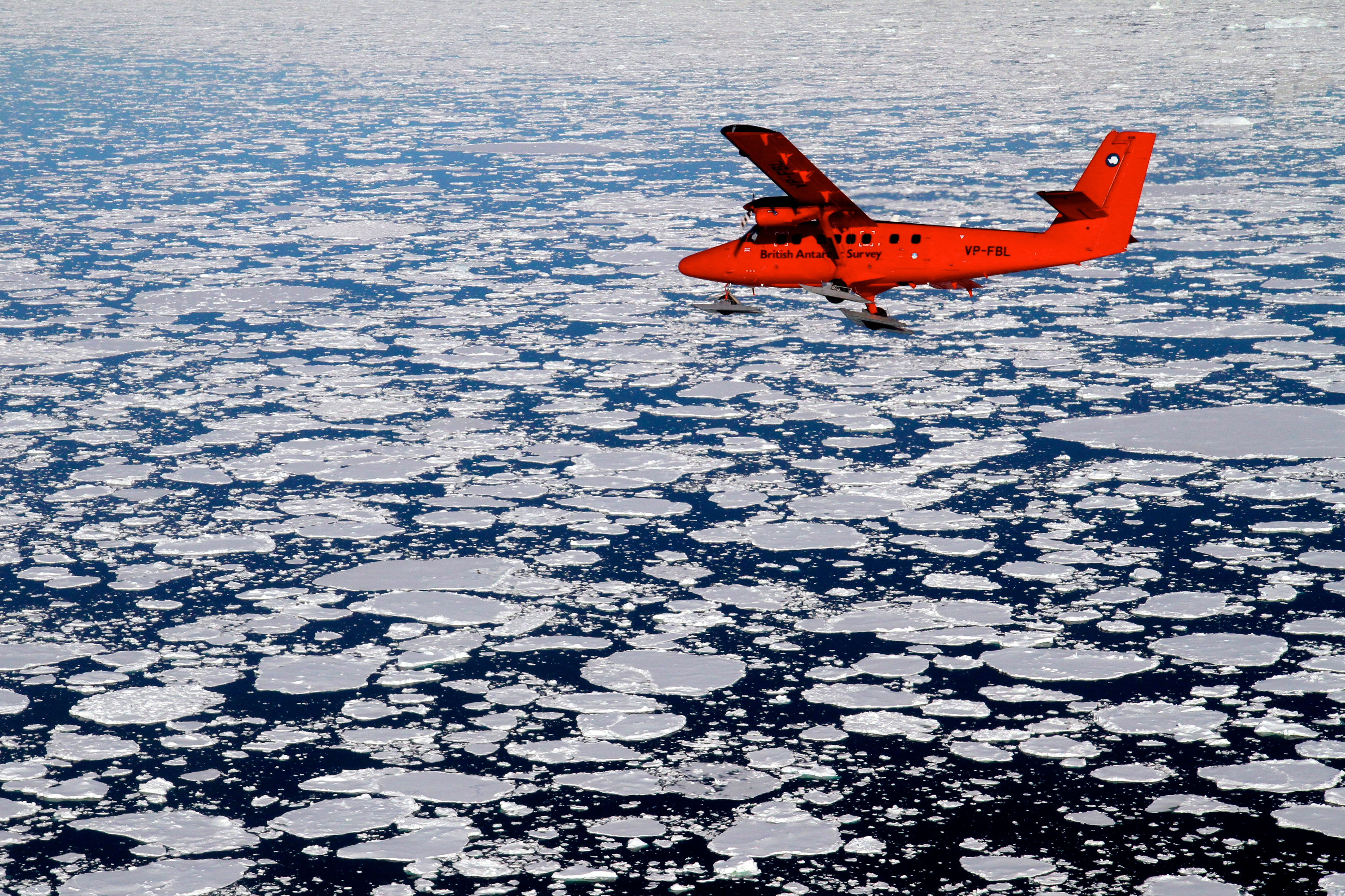 British Antarctic Survey Twin Otter flying over sea ice. Credit: Adam Bradley, BAS