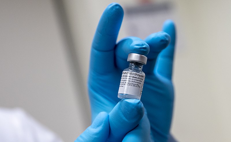Pfizer-BioNTech_COVID-19_vaccine_(2020)_C By U.S. Secretary of Defense, CC BY 2.0