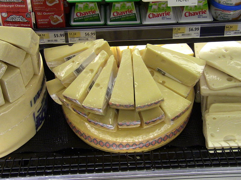 Jarlsberg_in_Wholefoods By Chase me ladies, I'm the Cavalry - Own work, CC BY-SA 3.0