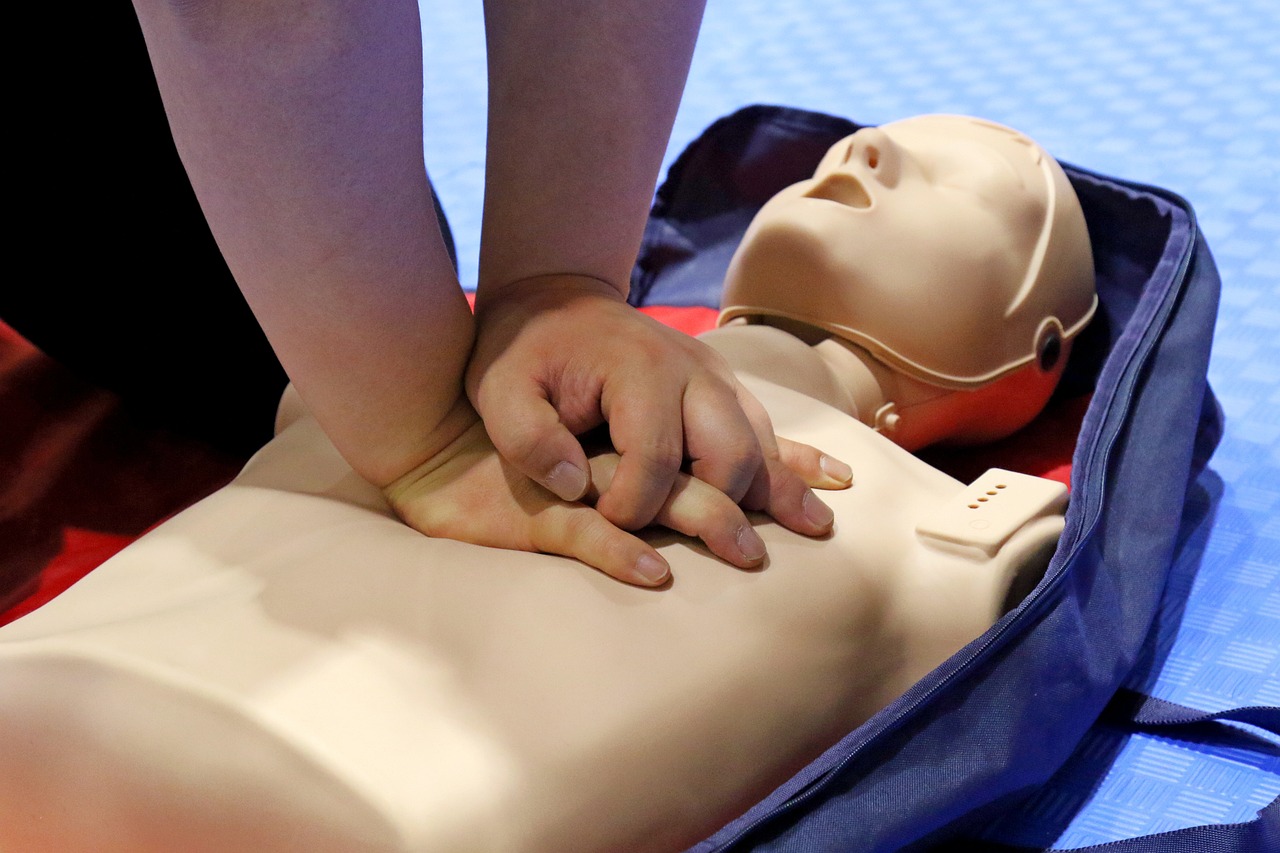 CC-0. https://pixabay.com/photos/cpr-cardiopulmonary-resuscitation-5807848/