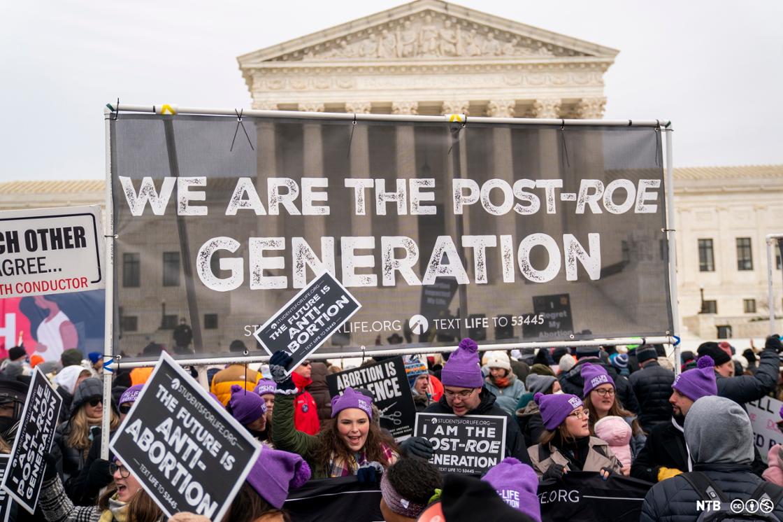 Anti-abortion protesters outside the Supreme Court 21 January 2022. Credit: Shawn Thew. https://creativecommons.org/licenses/by-nc/4.0/deed.no