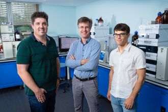 Algorithms and lasers tame chemical reactivity