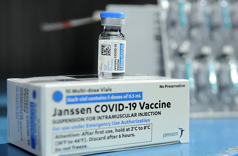 Janssen_COVID-19_vaccine_(2021)_J By Agência Brasília - CC BY 2.0