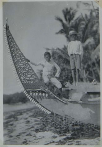 Fig. 4 A prow board or kora ulu on a Moluccan watercraft ca.1924. (Image courtes
