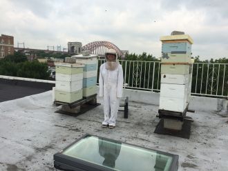 Study co-author Devora Najjar near local beekeeper Ralph Gaeta’s rooftop hives