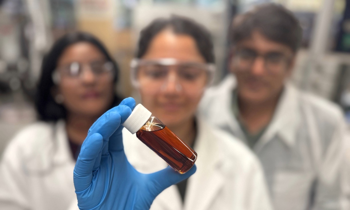 (L) Dr Nimesha Rathnayake and Professor Kalpit Shah (R) with Dr Ramandeep Kaur, who holds a vial of the team’s bio-oil. Credit: Will Wright, RMIT University