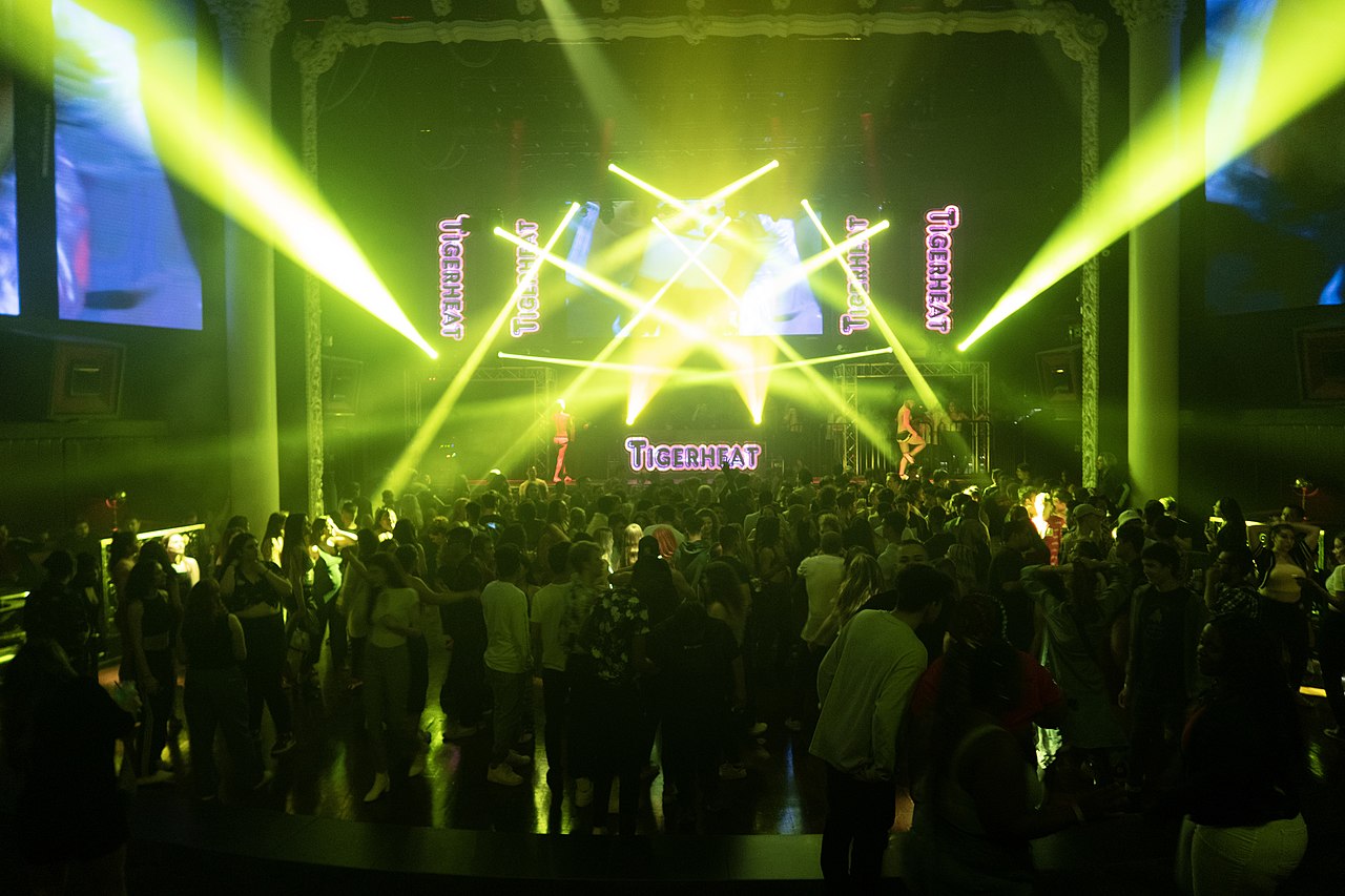 Club_Tigerheat_on_the_Dance_Floor_with_Laser_Lights By Lanisha Cole - Own work, CC BY-SA 4.0