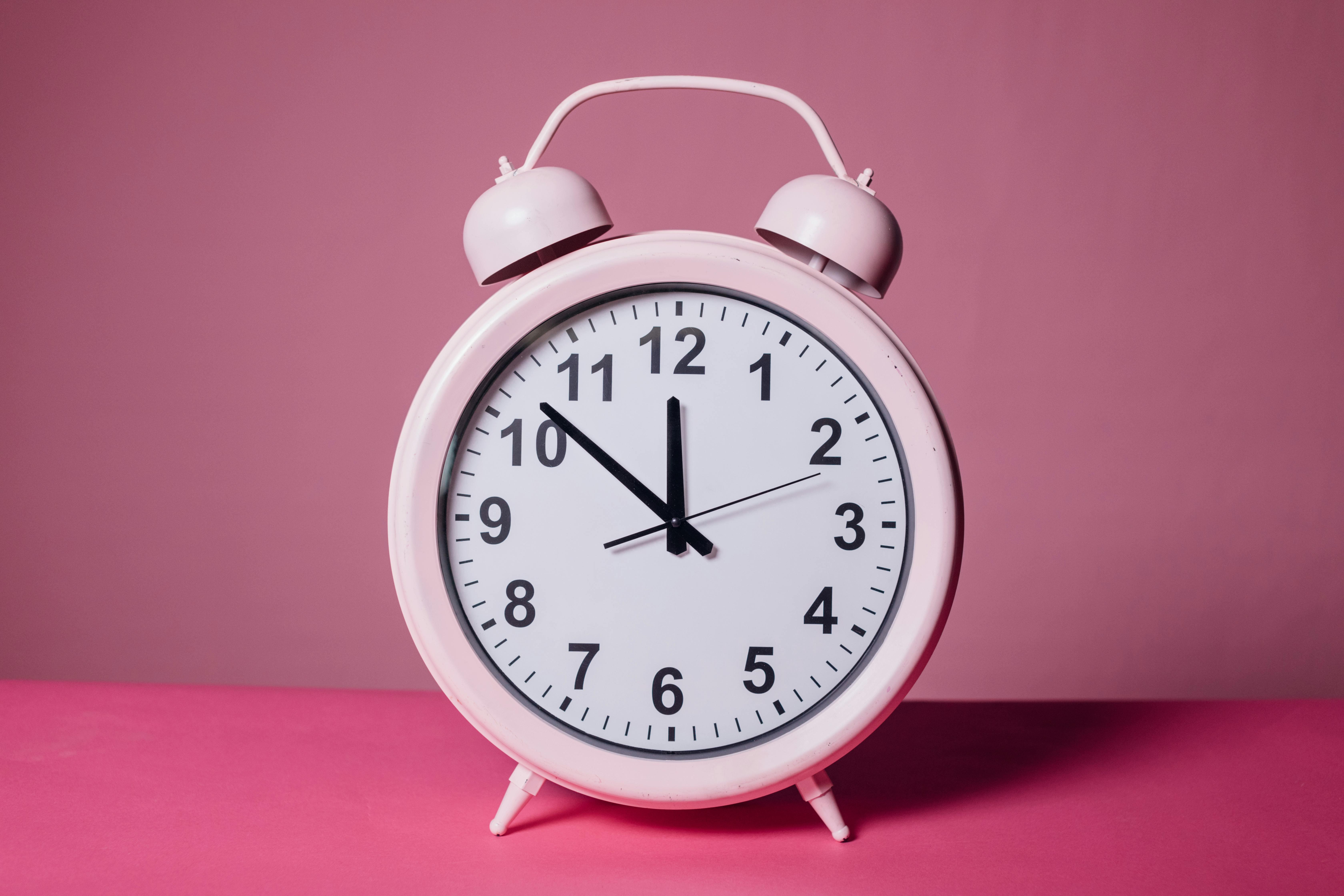 CC-0.https://www.pexels.com/photo/pink-alarm-clock-7346144/
