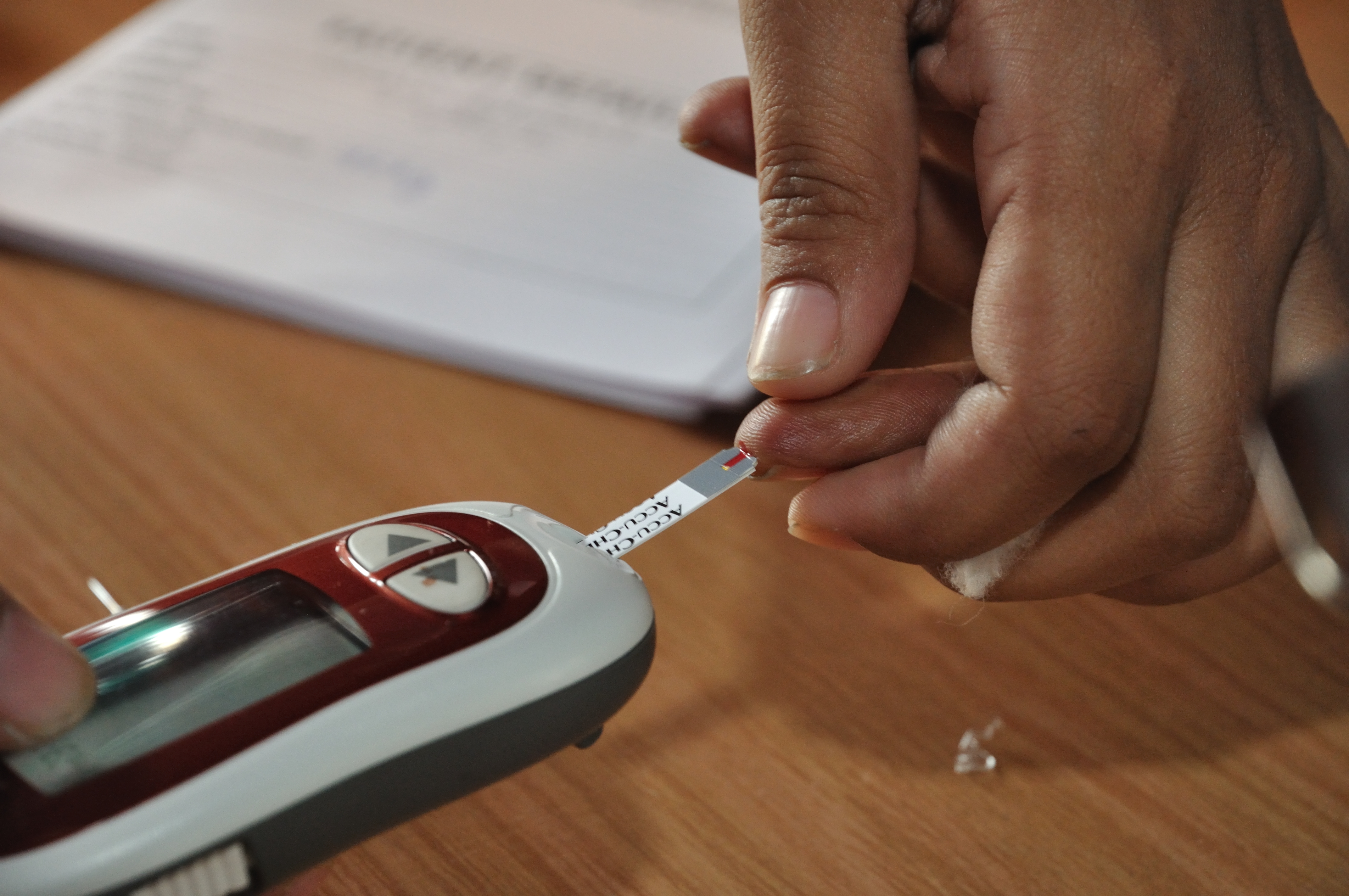 Blood glucose testing - Creative Commons - https://commons.wikimedia.org/wiki/File:Blood_Glucose_Testing_-_Kolkata_2011-07-25_3982.JPG - Attribution 3.0 Unported (CC BY 3.0)