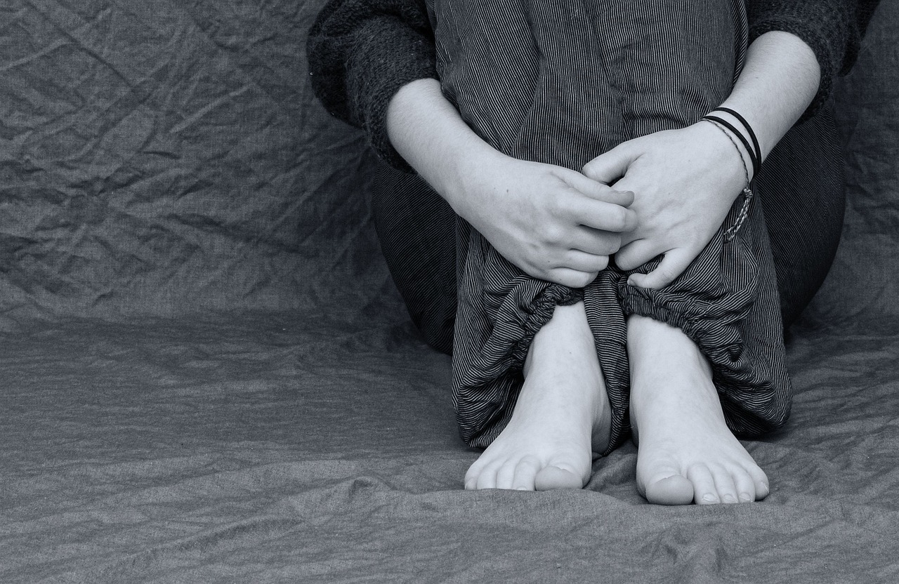 CC-0. https://pixabay.com/photos/desperate-sad-depressed-feet-hands-2293377/