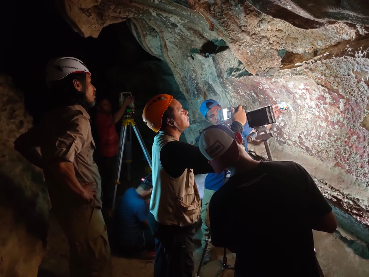 Staff from the BPCB conservation agencey udertaking rock art monitoring in Maros-Pangkep . Credit Rustan Lebe
