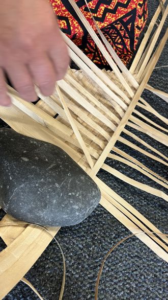 Weaving of the fala pepe (baby mats). 
