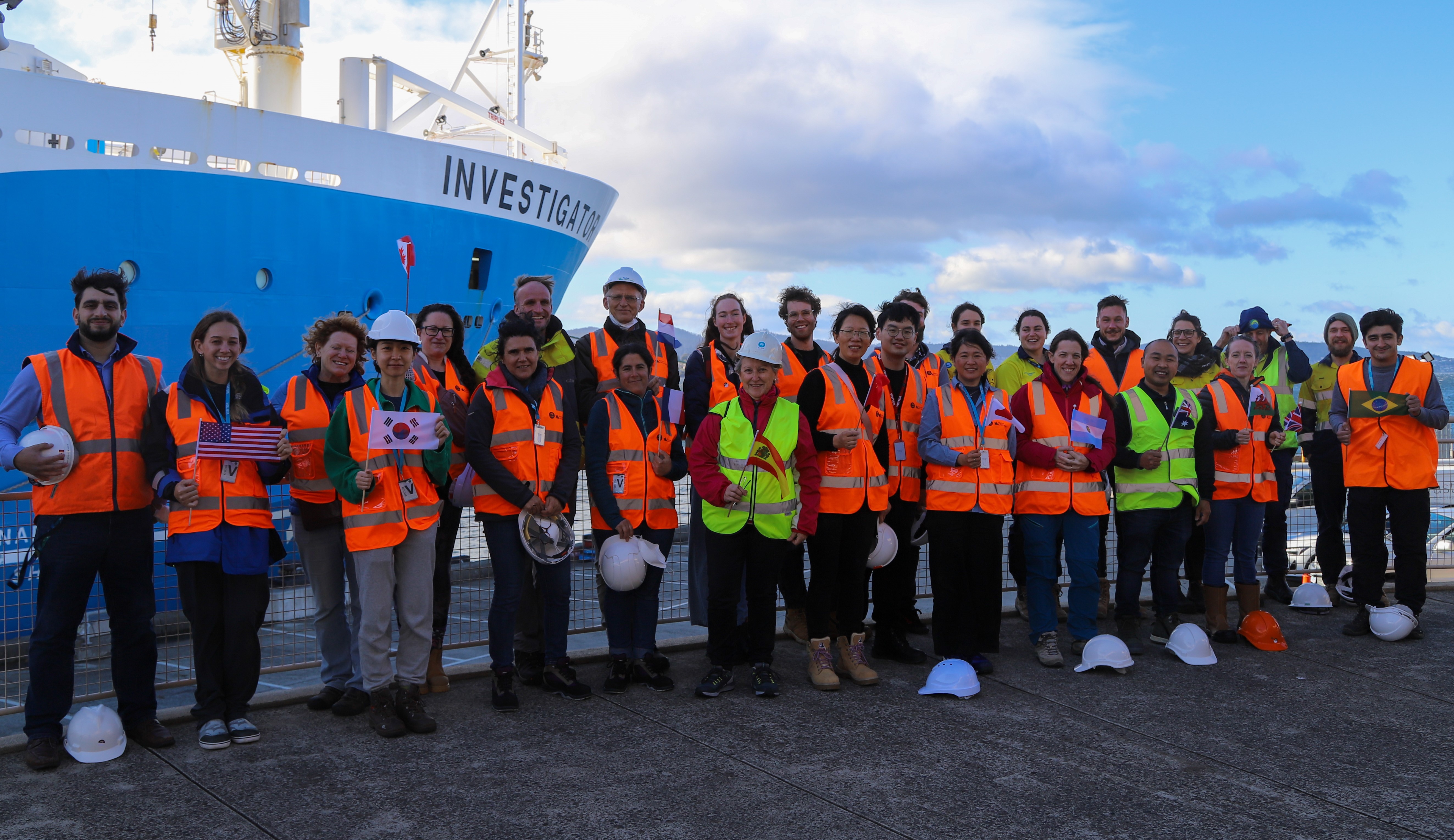 CSIRO / INIV participants alongside RV Investigator in Hobart ahead of departure.