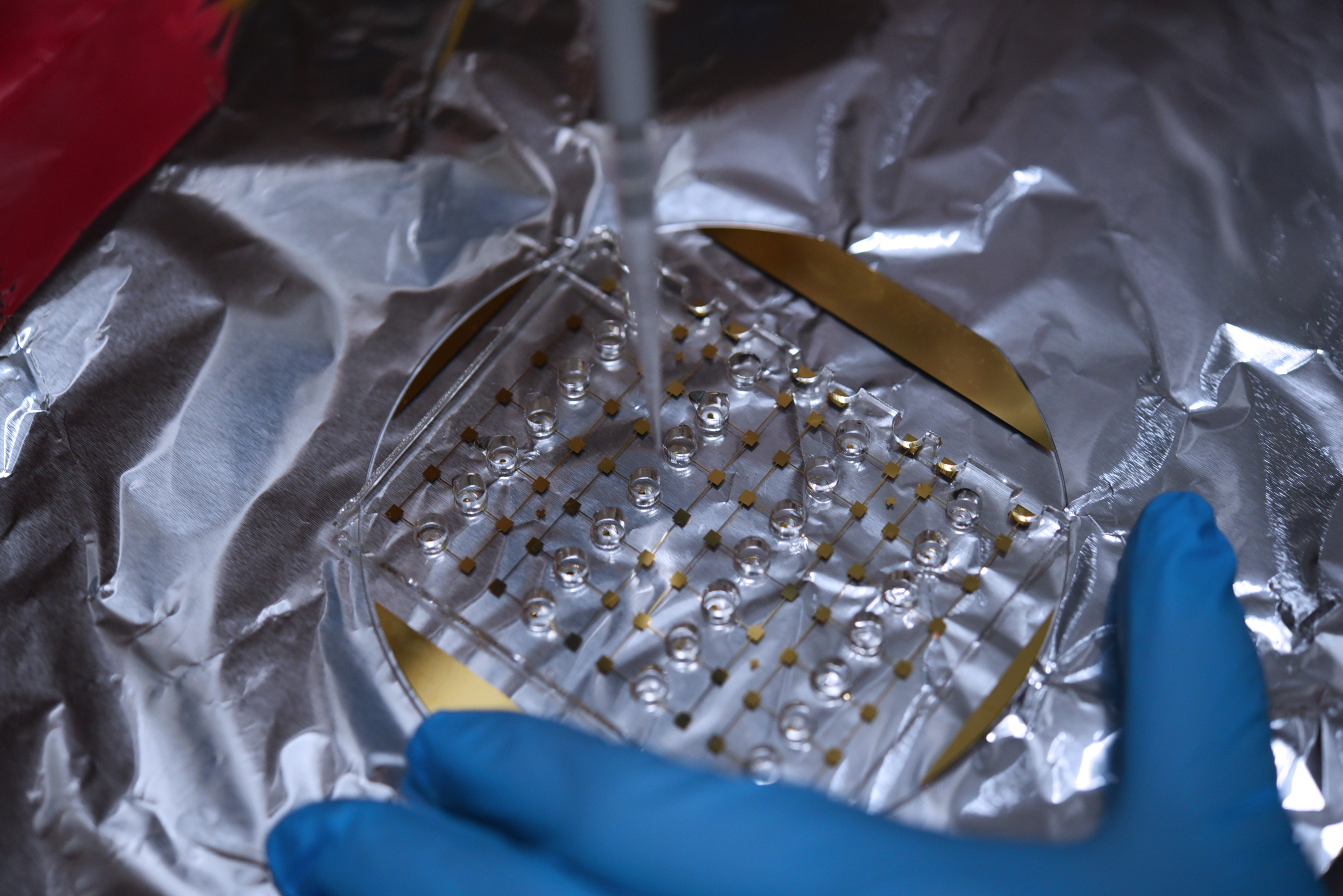 A new nanodevice designed by AIBN researchers analyses sugars on the surface of cellular messenger particles to catch early signs of lung cancer. Photo via AIBN/UQ 