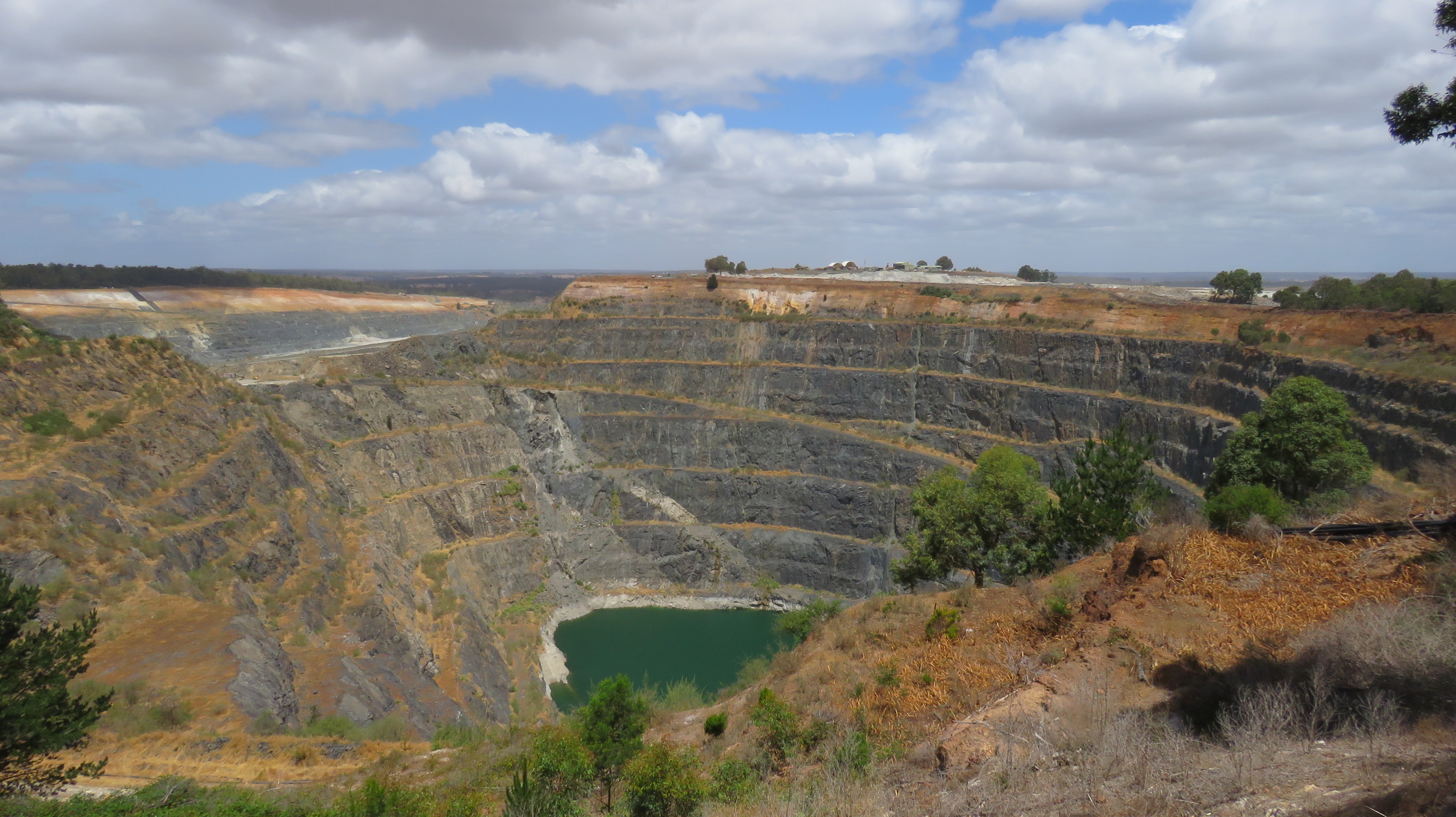 Greenbushes mine, Western Australia. Photo by Calistemon via Wikimedia Commons (CC BY-SA 4.0)