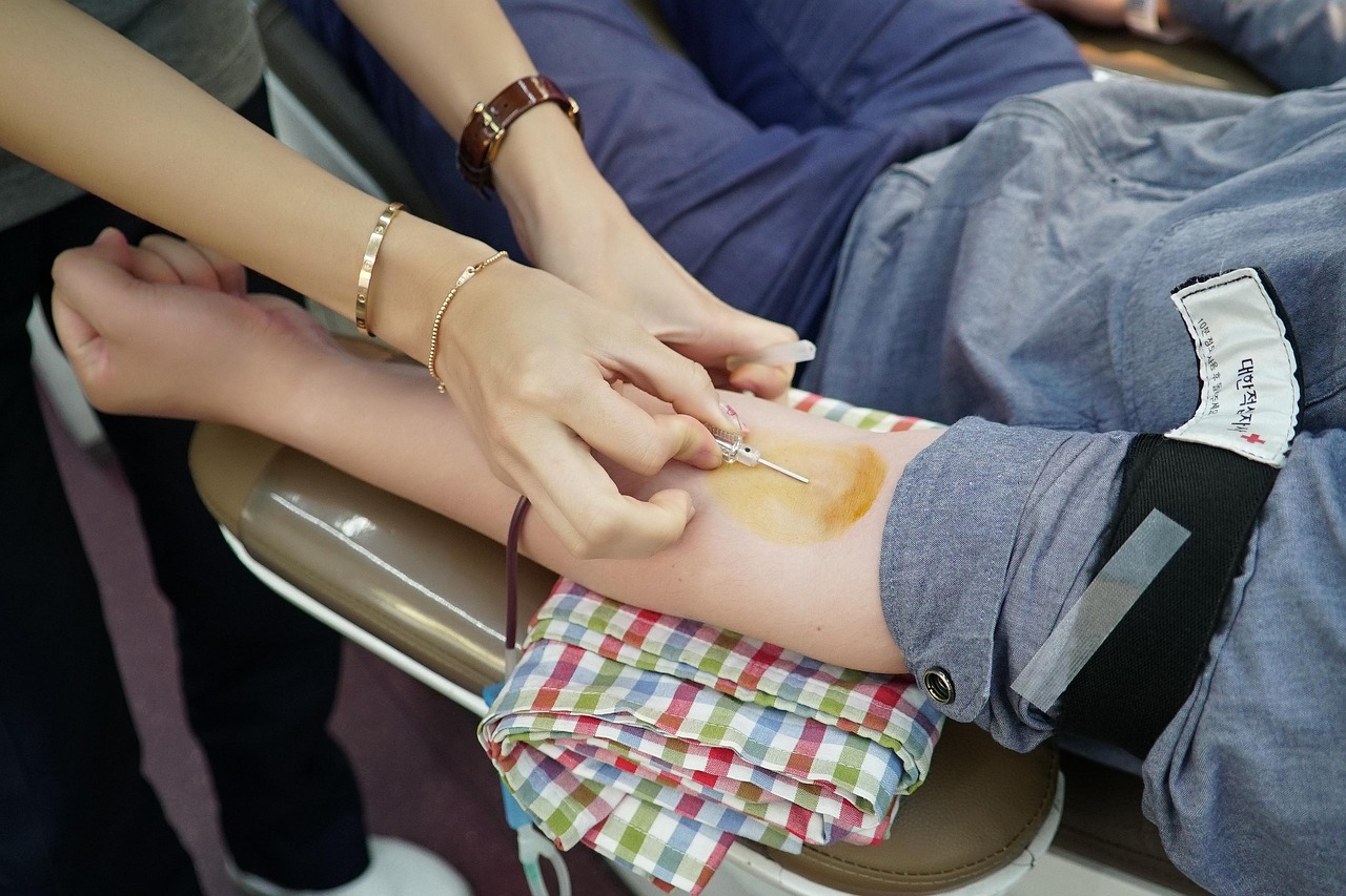 CC-0. https://pixabay.com/photos/blood-donation-man-volunteer-2603649/ CC-0. https://pixabay.com/photos/blood-donation-man-volunteer-2603649/