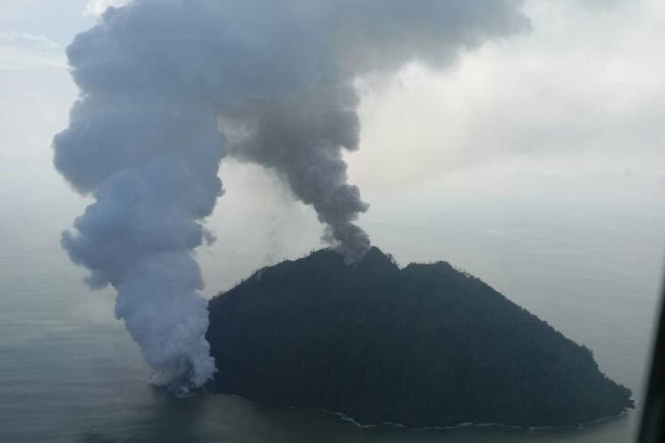 Plumes of smoke from Kadovar Island continued billowing into the weekend. Supplied: Office of East Sepik Governor Plumes of smoke from Kadovar Island continued billowing into the weekend. Supplied: Office of East Sepik Governor