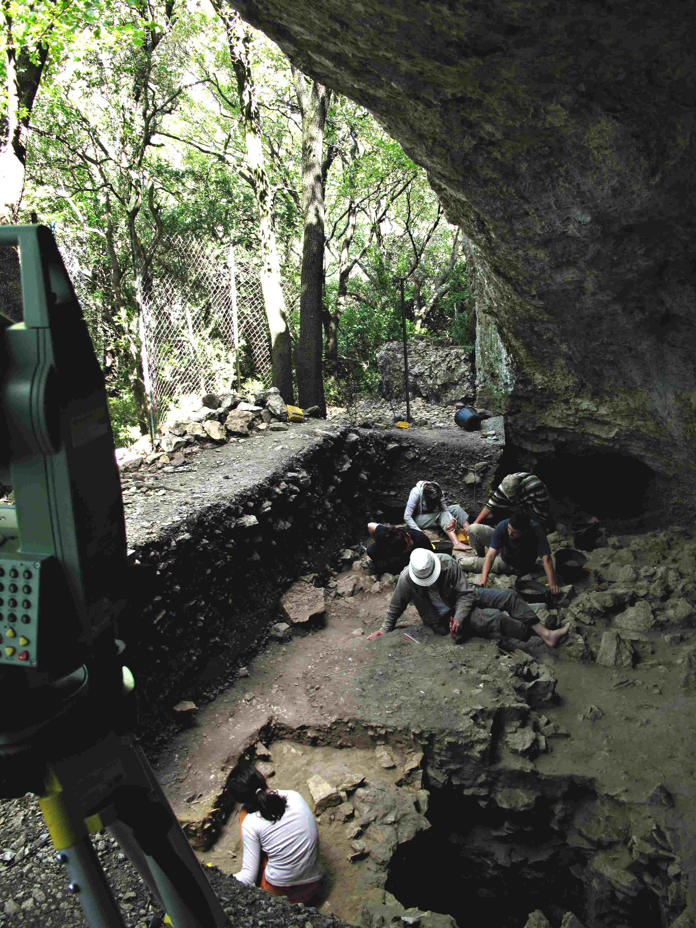 Grotte Mandrin Copyright Slimak (N). View of the excavation on the Neronian layer dated to 54.000 years old and recording the first Homo sapiens of the european continent. Photo Ludovic Slimak.