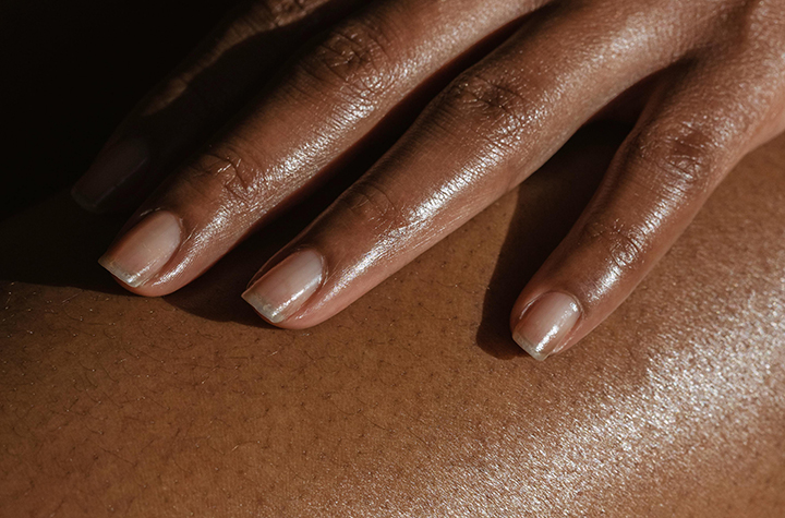 Hand on leg in the sunshine_credit Angela Roma on Pexels