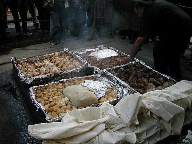 Preparation of a modern hāngi for tourists at Mitai, Rotorua. Image by Einalem via wikimedia commons 