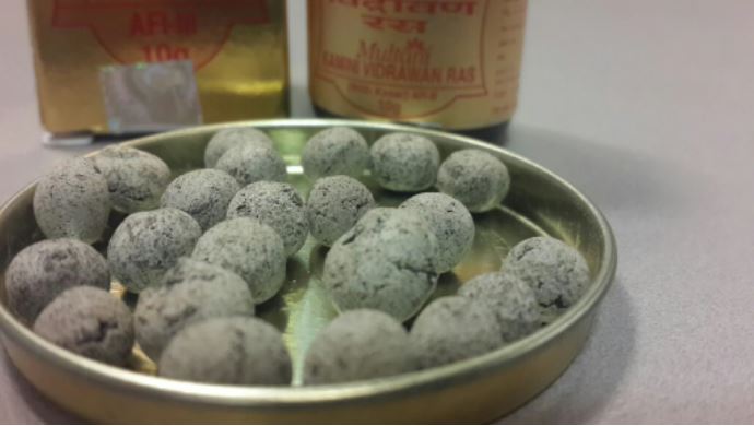 An image of 'Kamini tablets' from a bottle of Kamini Vidrawan Ras_Credit_SBS