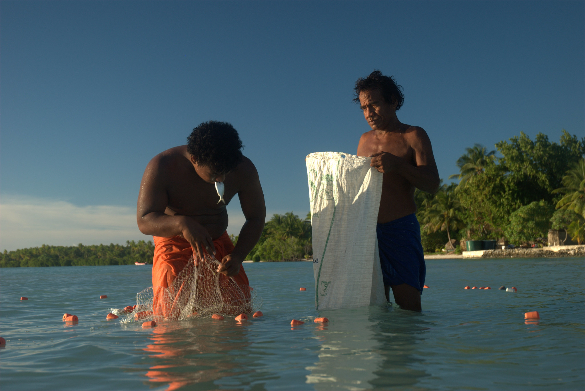 Abatao fishers. Photo by Quentin Hanich, University of Wollongong. (CC BY-NC-ND 2.0)