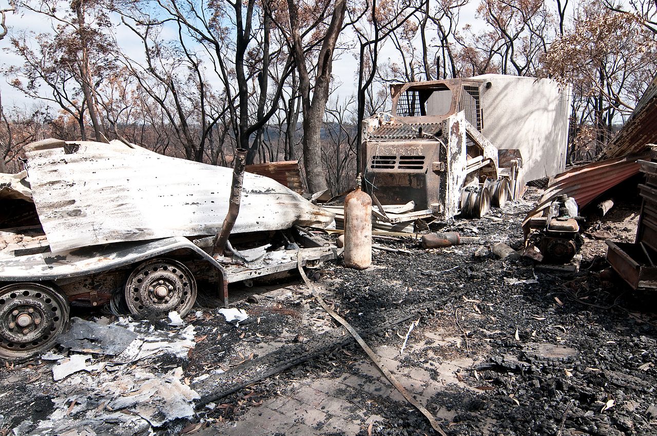 CSIRO_ScienceImage_10470_Burntout_vehicles_at_Strathewen_after_the_Black_Saturday_bushfires By CSIRO_CC BY 3_0