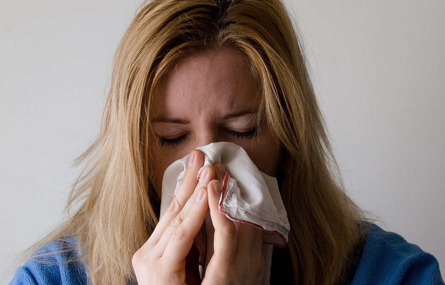 Pixabay/Mojpe Woman blowing her nose